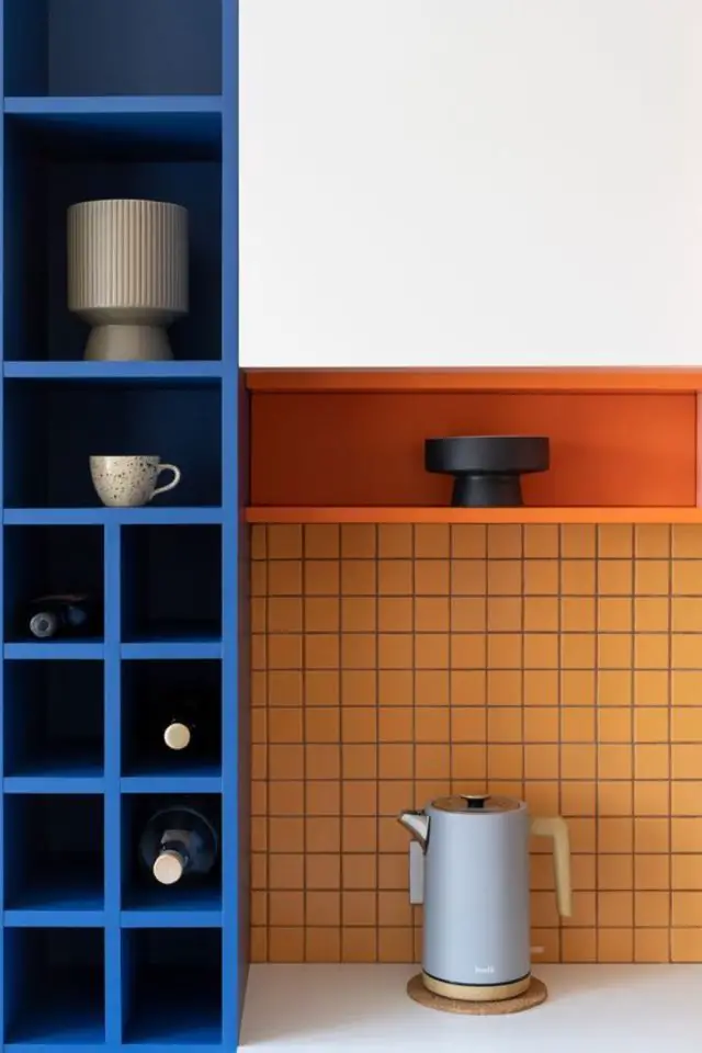 decoration cuisine couleur complementaire exemple détails contraste casier à bouteille bleu électrique crédence petit carreaux jaune orangé étagère orange