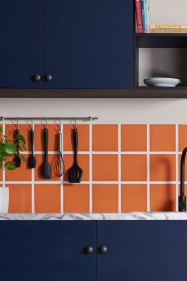 decoration cuisine couleur complementaire exemple détail crédence carrelage carré orange mobilier façade bleu marine