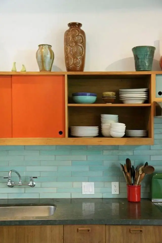 decoration cuisine couleur complementaire exemple meuble mural bois et orange vintage crédence carrelage bleu vert