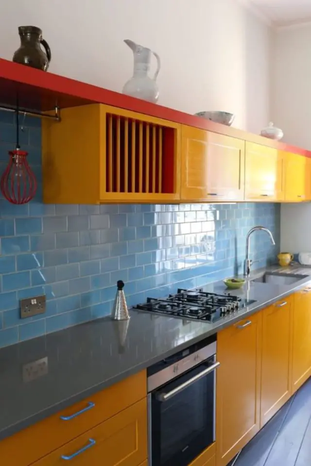 decoration cuisine couleur complementaire exemple grande crédence carrelage bleu mobilier jaune orangé étagère tablette rouge