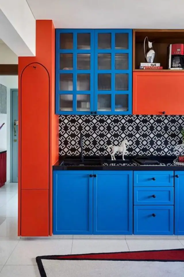 decoration cuisine couleur complementaire exemple meuble rouge et bleu vitrine crédence noire et blanche