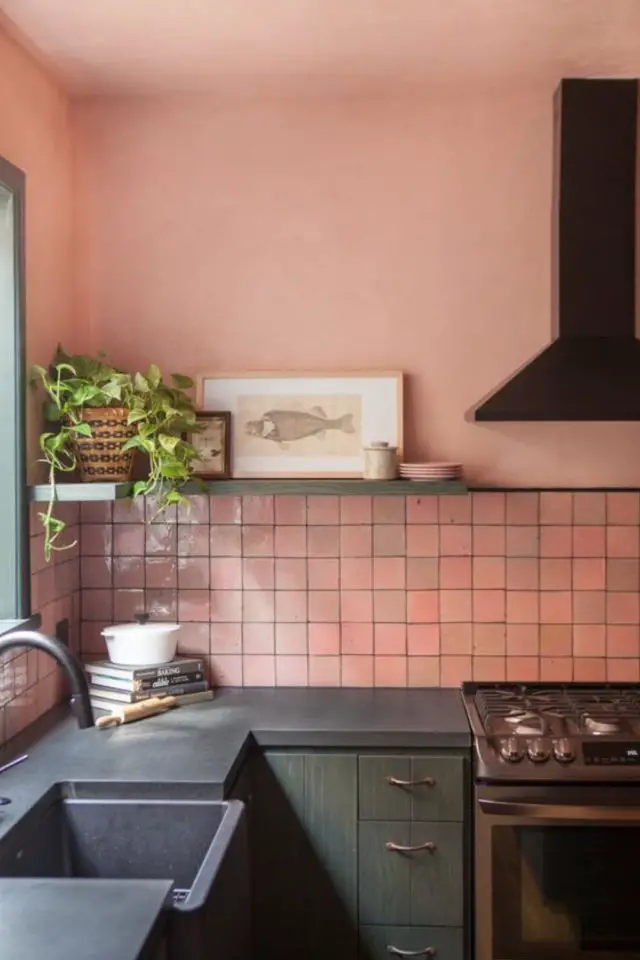decoration cuisine couleur complementaire exemple peinture et crédence rose mobilier vert kaki plan de travail gris anthracite