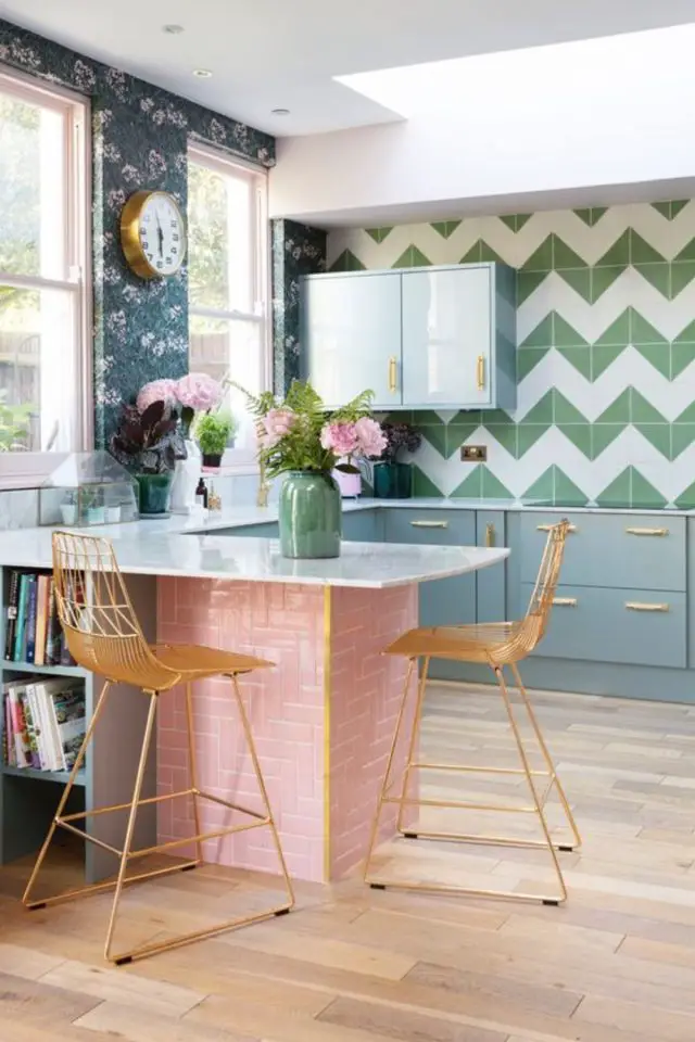 decoration cuisine couleur complementaire exemple îlot central espace ouvert rose crédence moderne géométrique vert et blanc