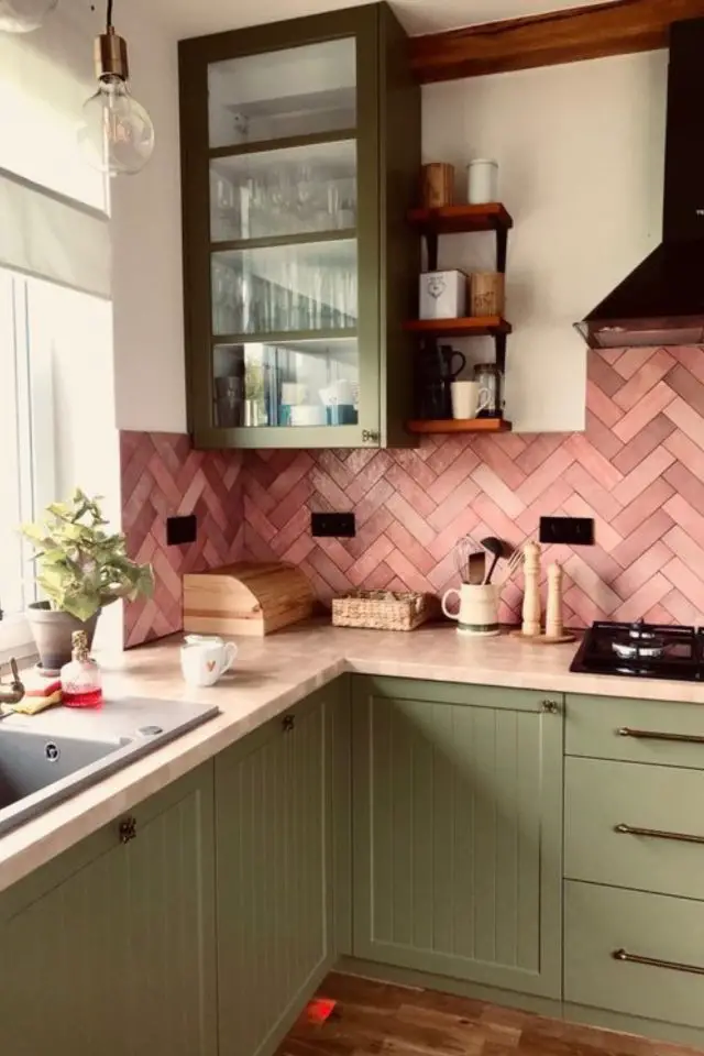 decoration cuisine couleur complementaire exemple meuble vert olive crédence rose géométrique chevron