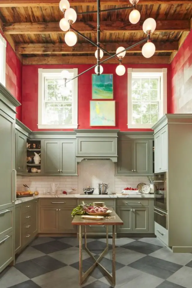 decoration cuisine couleur complementaire exemple classique chic élégante mobilier vert sauge peinture rouge