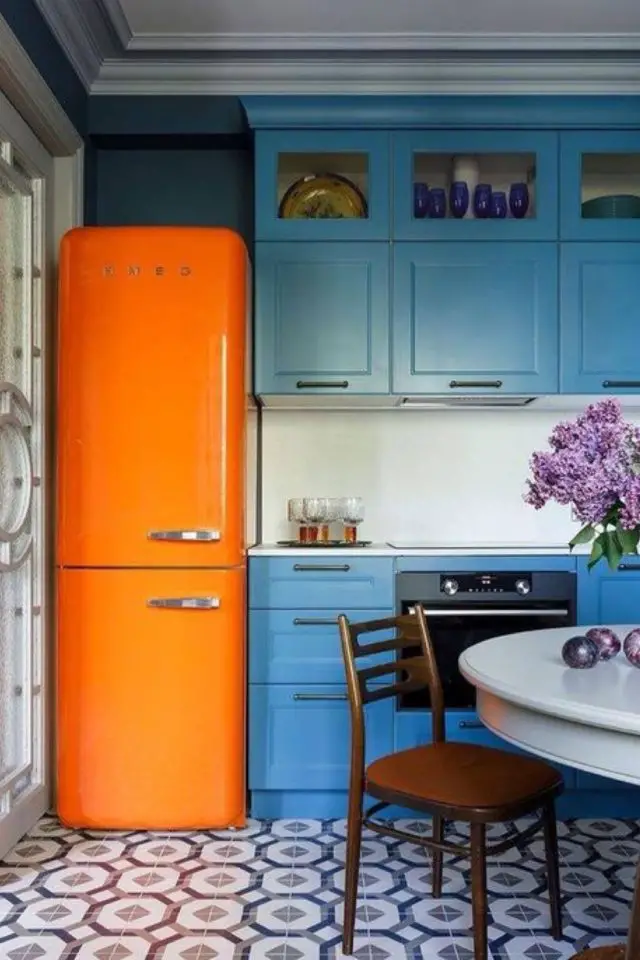 decoration cuisine couleur complementaire exemple réfrigérateur orange smeg contraste meuble bleu