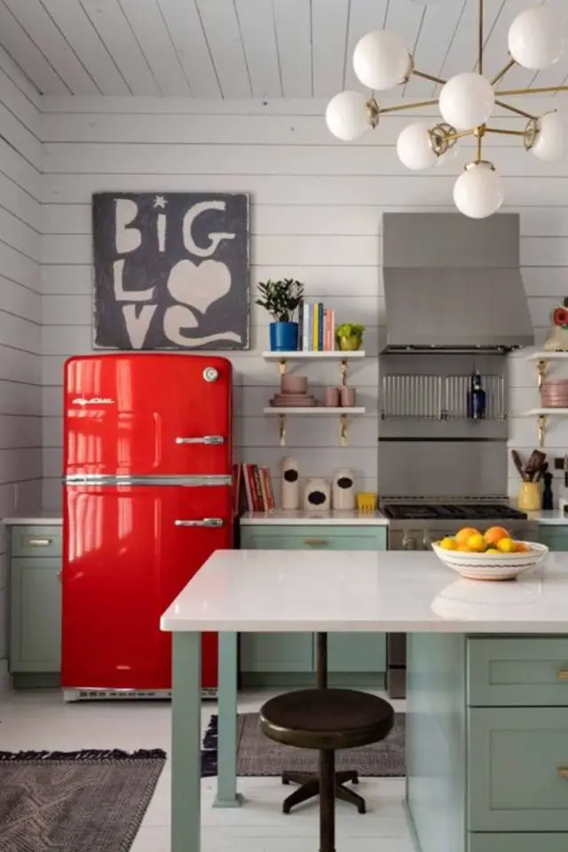 decoration cuisine couleur complementaire exemple frigo rouge vintage meuble vert peinture blanche moderne îlot central