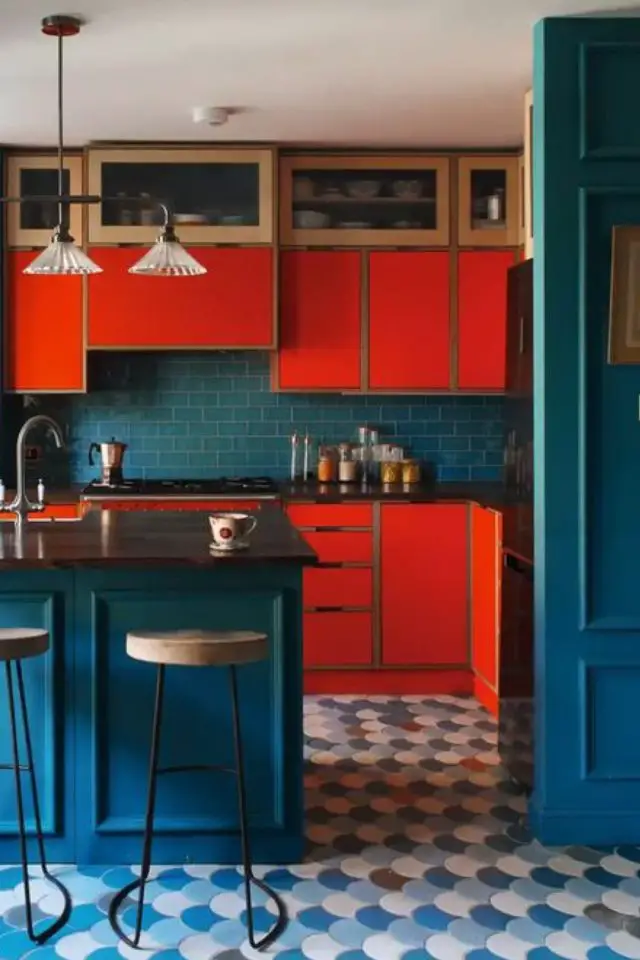 decoration cuisine couleur complementaire exemple mobilier vintage hyper coloré color block rouge bleu
