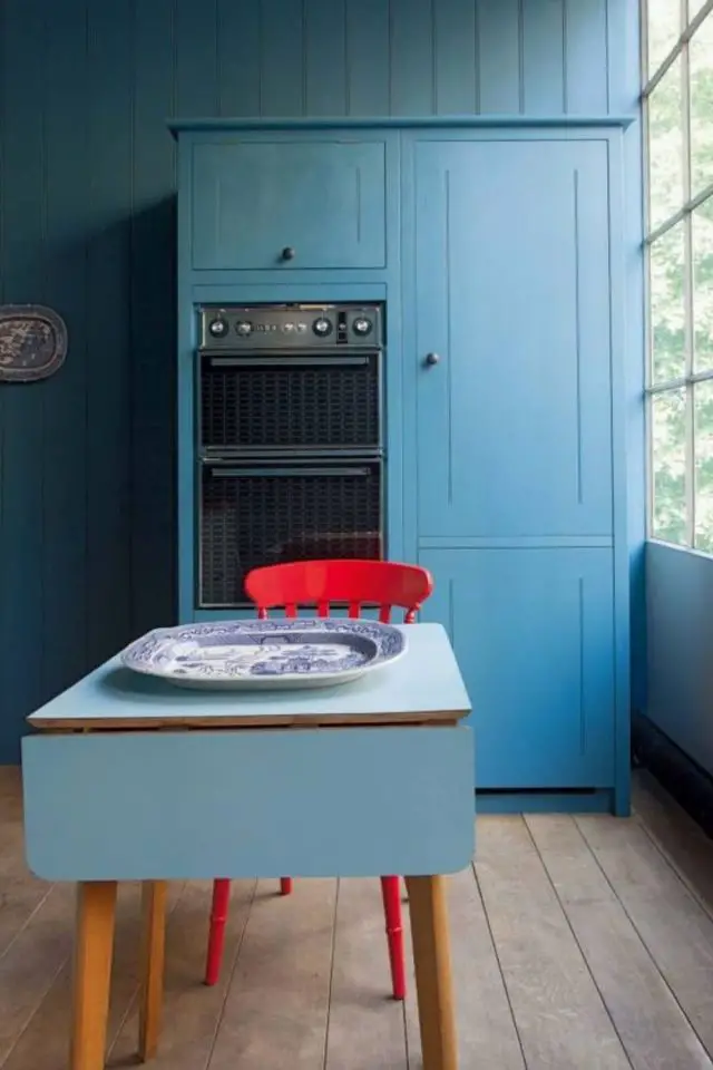 decoration cuisine couleur complementaire exemple bleu clair avec coin repas table formica chaise rouge idée facile