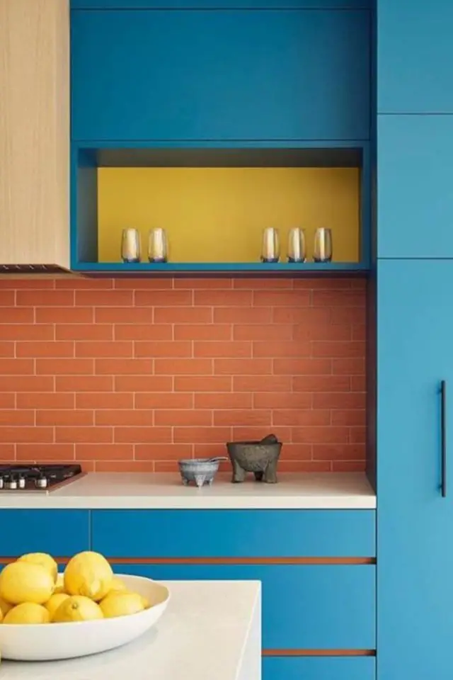 decoration cuisine couleur complementaire exemple crédence orange mobilier bleu fond d'étagère jaune