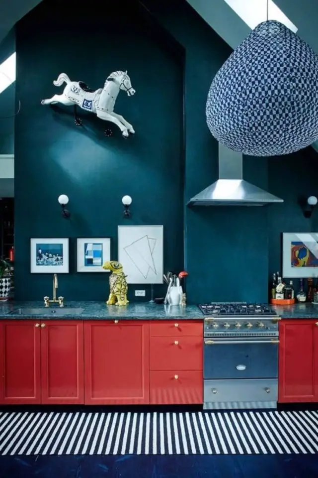 decoration cuisine couleur complementaire exemple grand espace hauteur sous plafond peinture mur bleu sourd foncé meuble implantation linéaire rouge