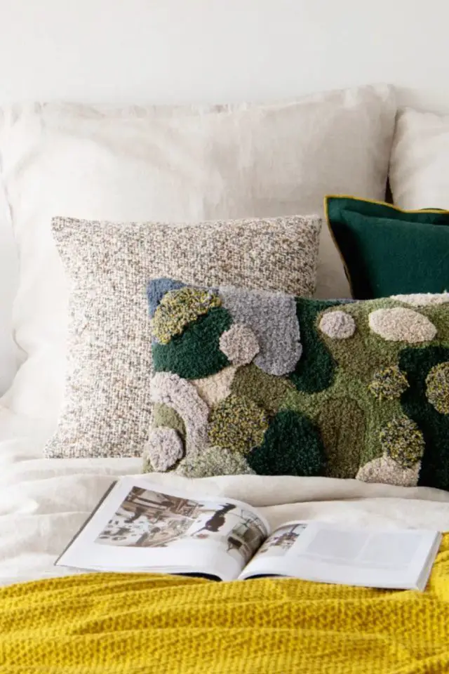 decoration esprit nature petit prix Housse de coussin en coton recyclé motifs tuftés arrondis verts, écrus et gris 30x50