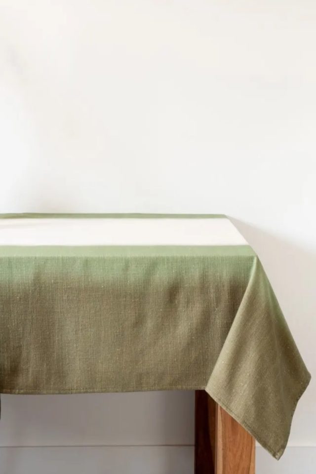 decoration esprit nature petit prix nappe en coton biologique tie and dye vert et blanc 150x250