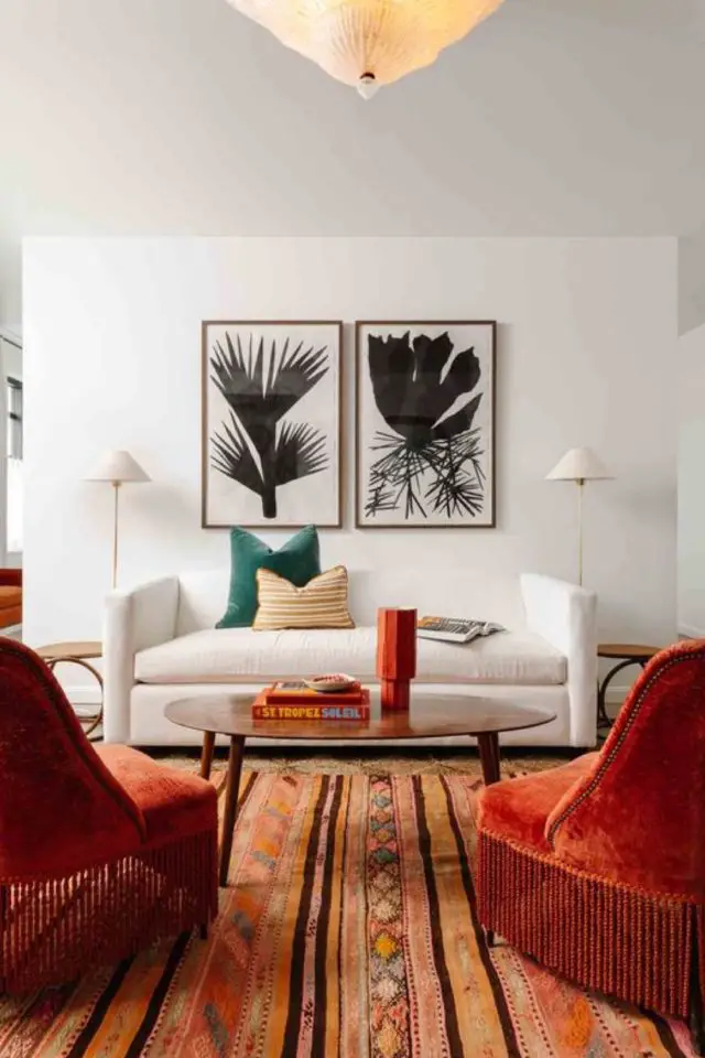 decoration salon photo moderne 2024 grande quantité de blanc mur et canapé sol tapis coloré fauteuil orange