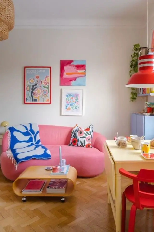 decoration salon photo moderne 2024 canapé rose arrondi orginal séjour salle à manger
