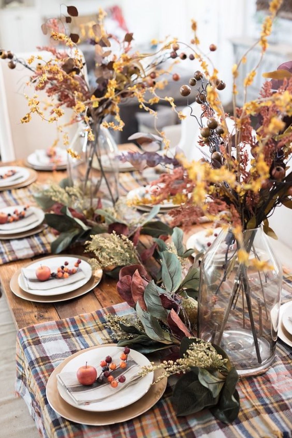 decoration table automne a copier simplicité repas dominical set de table quadrillé fleurs séchées vase en verre trasparent