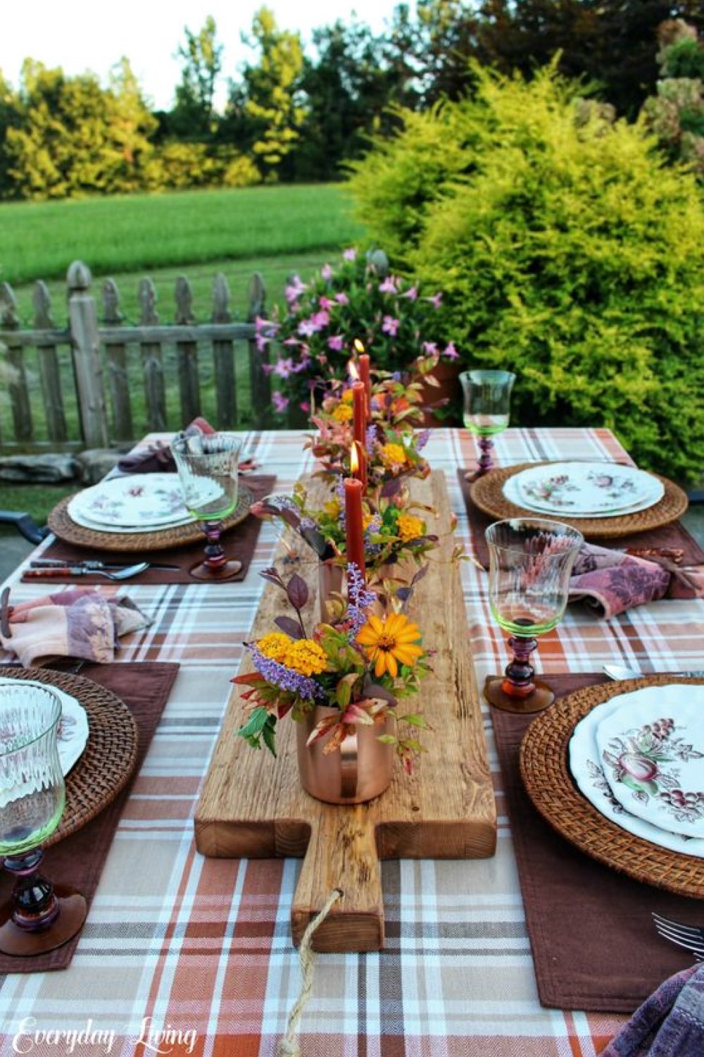 decoration table automne a copier nappe en tissu carreaux blanc gris orange centre de table en bois petits bouquets dans des tasses en métal