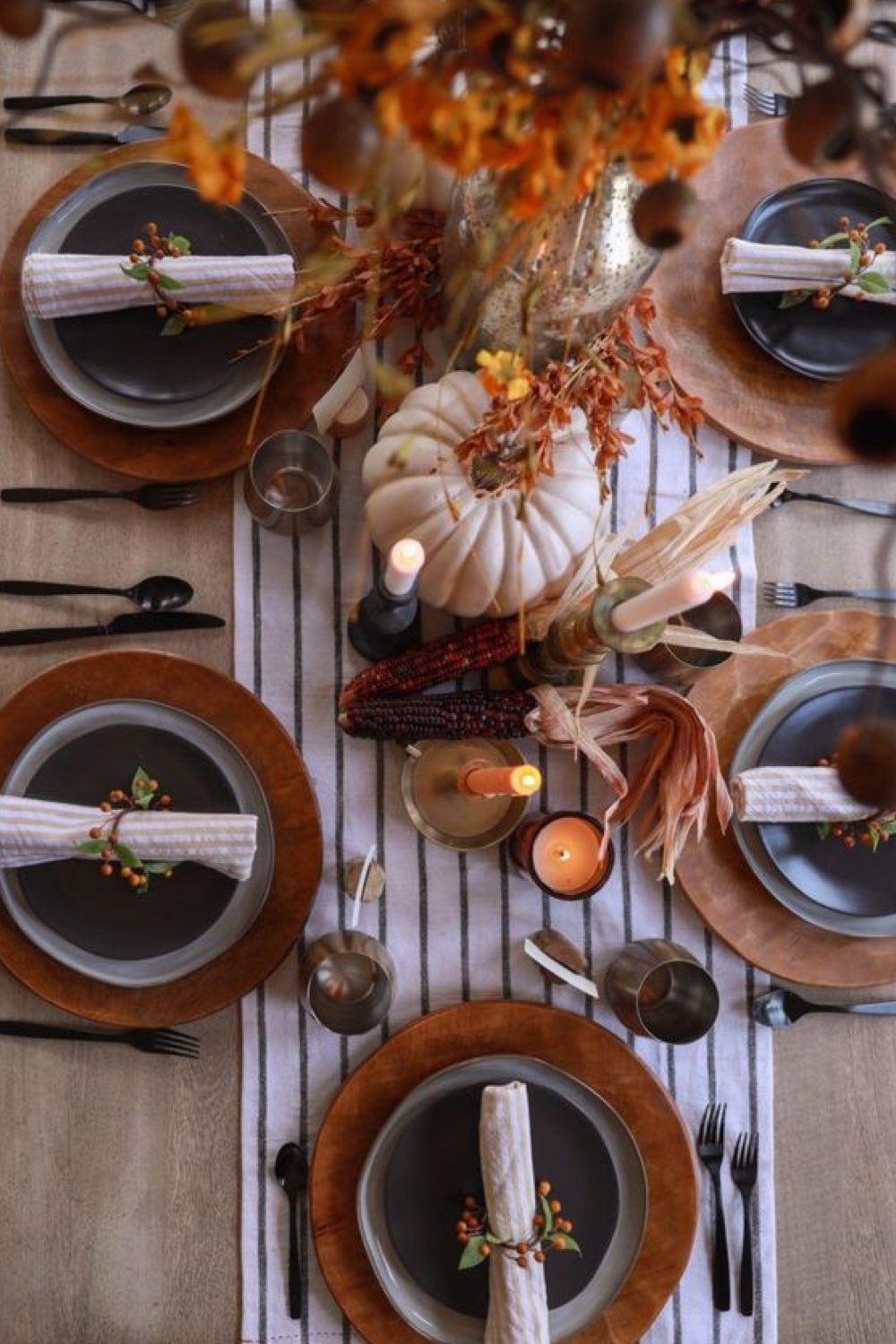 decoration table automne a copier chemin de table blanc et noir citrouille blanche assiettes grises et terracotta