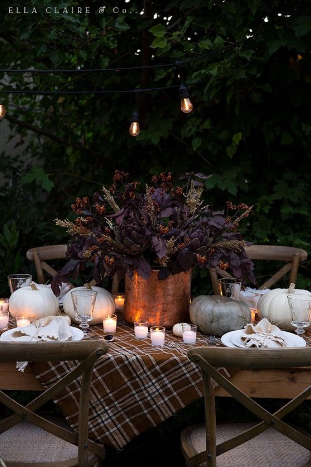 decoration table automne a copier chic et élégante citrouille blanche grand vase rouge branchage et fleurs séchées