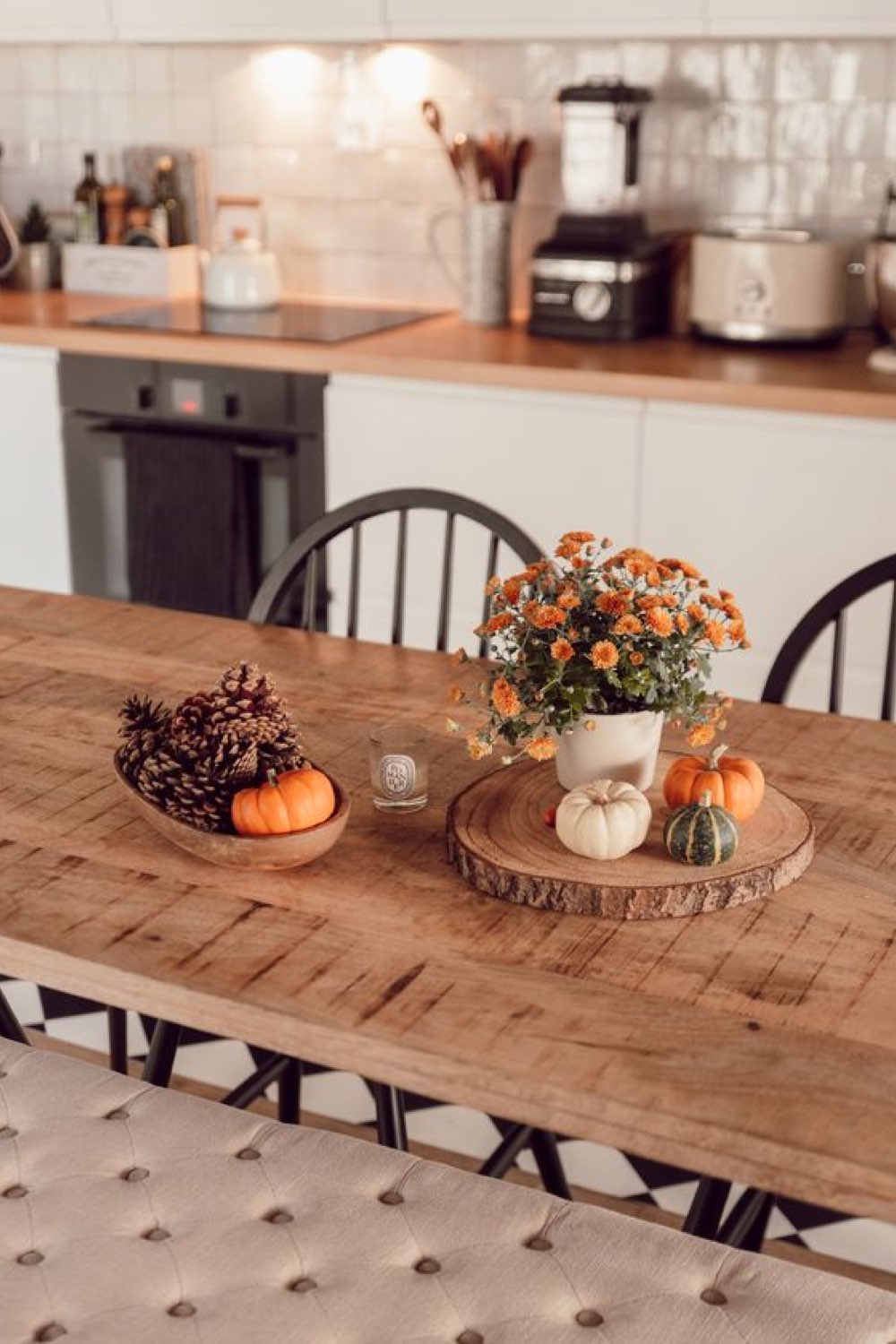 decoration table automne a copier quotidien table de cuisine tous les jour rondin de bois petite citrouille bouquet de fleurs simple et facile à créer
