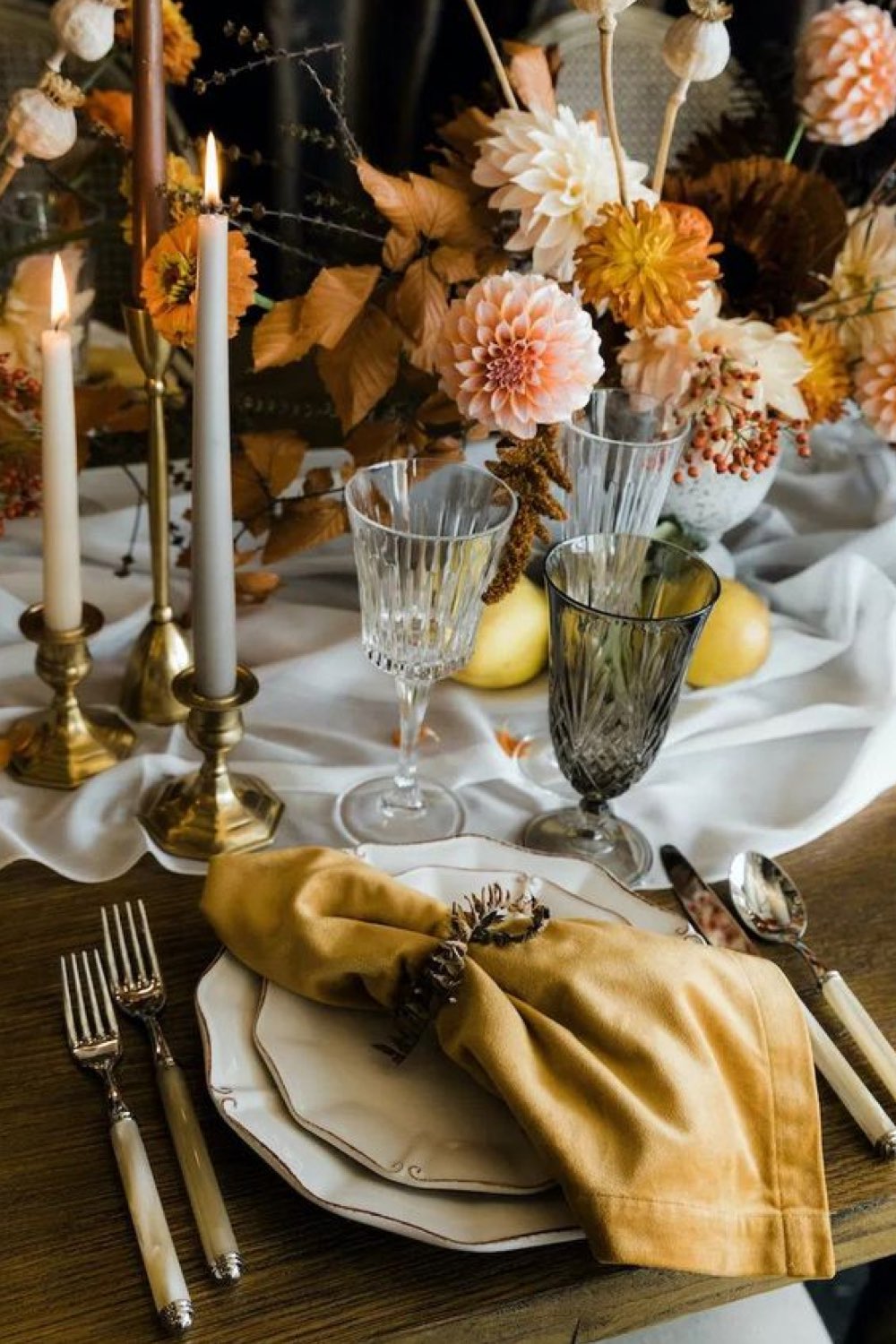 decoration table automne a copier élégante serviette en tissu couleur ocre safran bougies verre en verre fumé fleur orangée