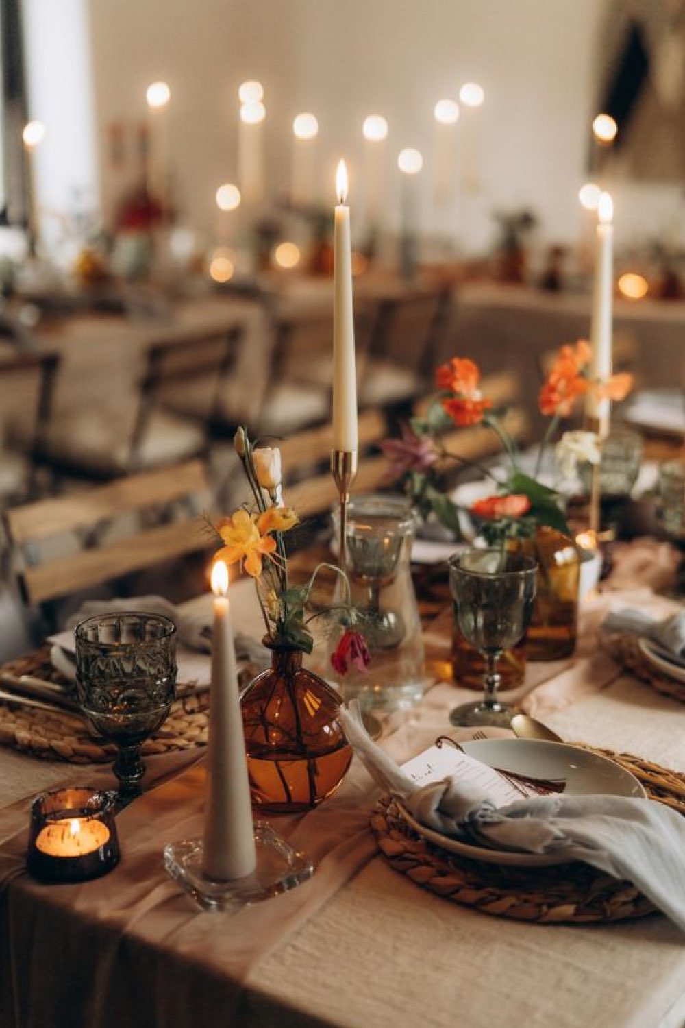 decoration table automne a copier bougies soliflores en verre marron table en bois chic et élégant mariage