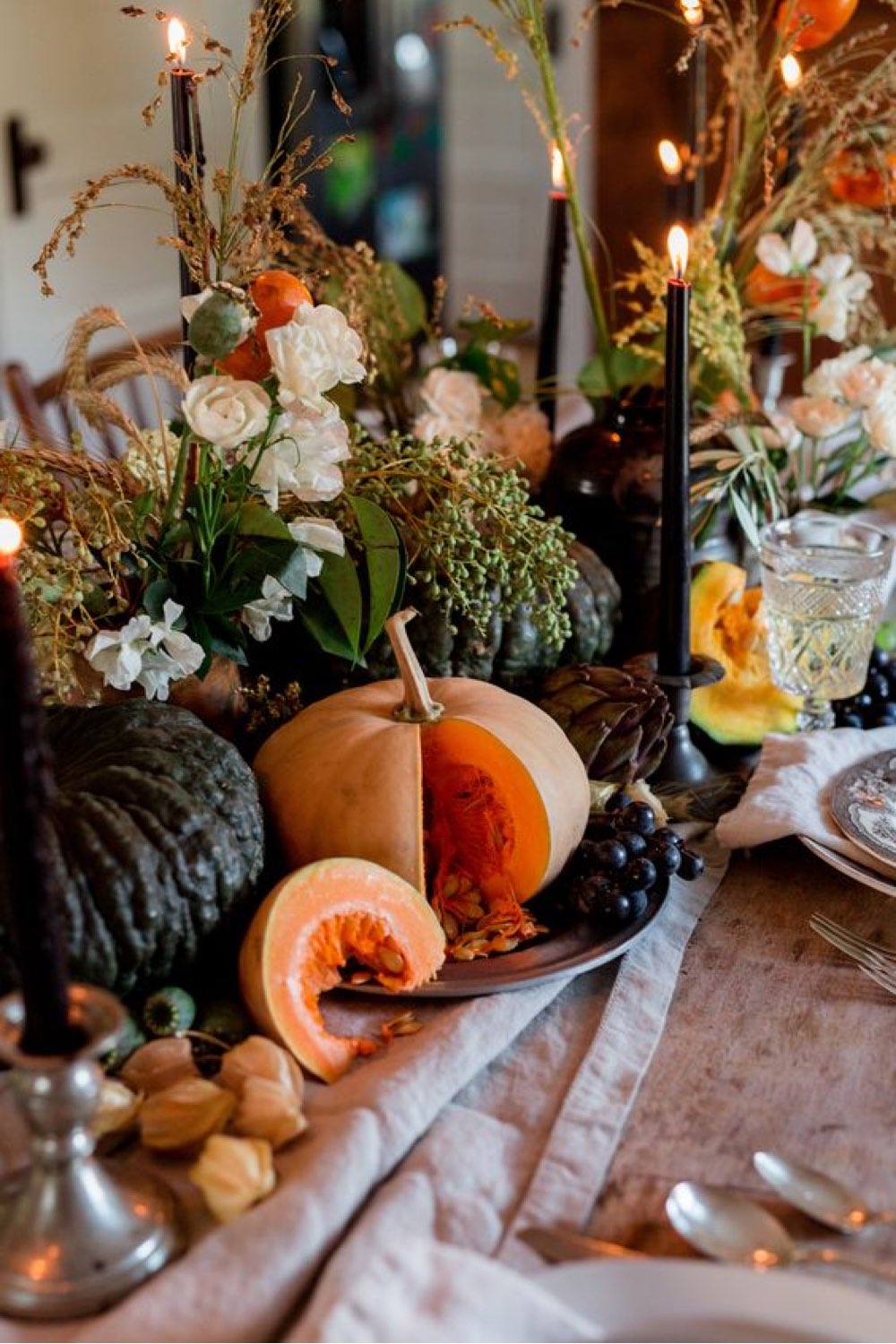 decoration table automne facile a faire centre de table composition fruit légume bougies fleurs citrouille