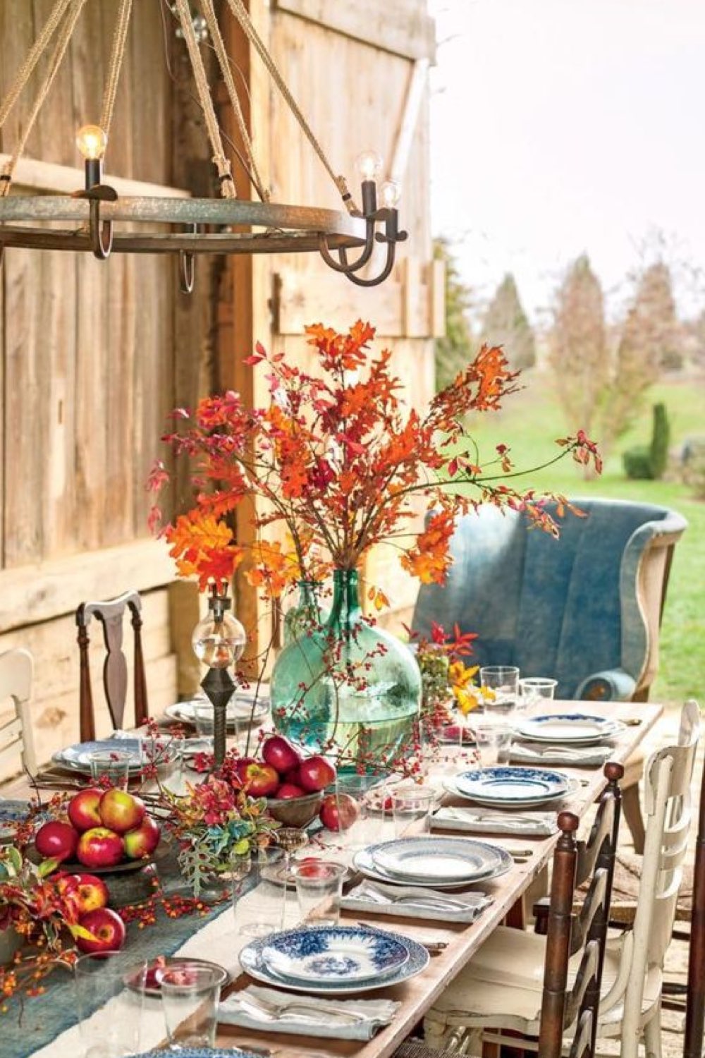 decoration table automne facile a faire grange mariage fin été grande table en bois bouquet de feuilles oranges vase bleu pommes 
