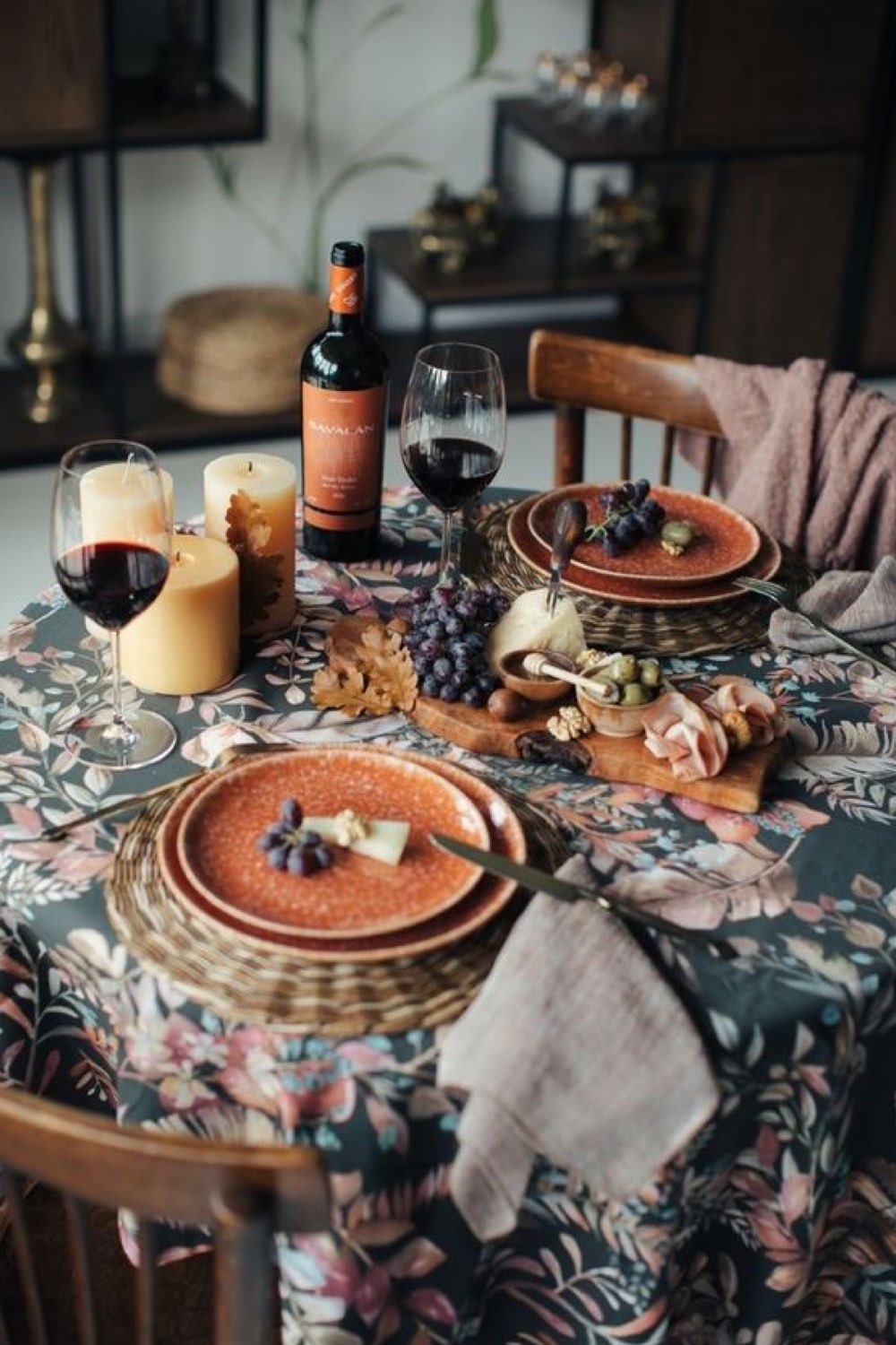 decoration table automne facile a faire table ronde romantique nappe à fleur fond sombre assiettes orange