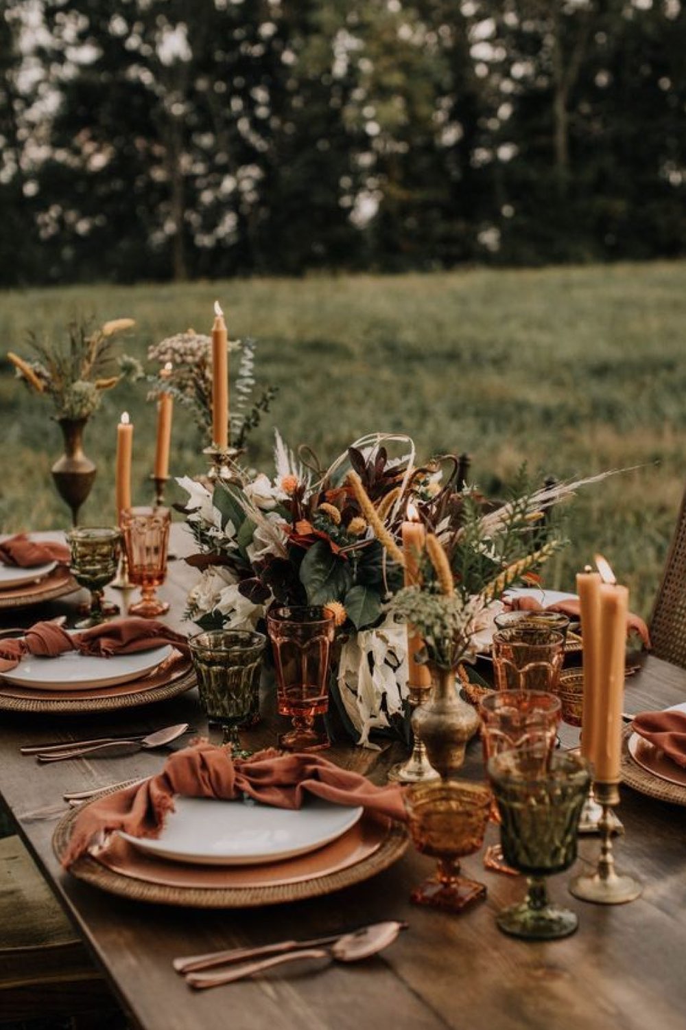 decoration table automne facile a faire couleurs naturelles bougies oranges assiettes écru serviette terracotta