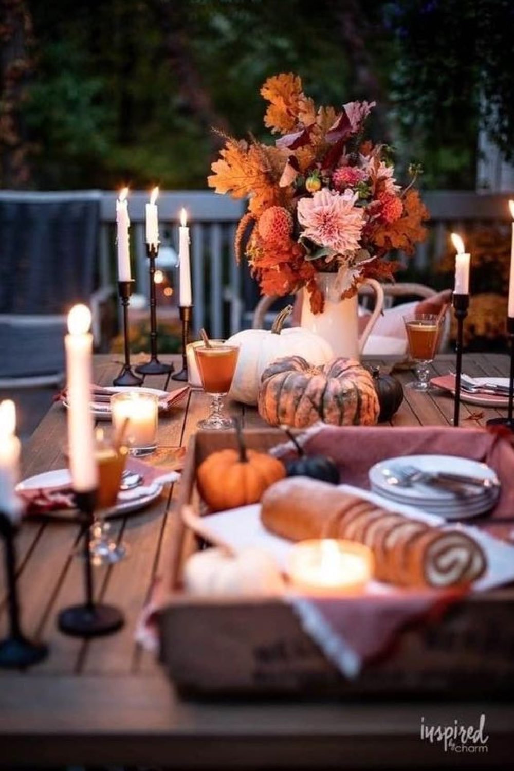 decoration table automne facile a faire soir fin d'été en extérieur terrasse bougies blanches bouquet de fleur rose orangée gourmande cannelle