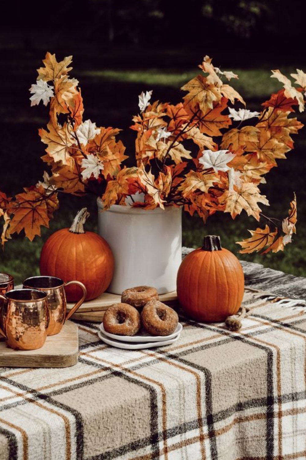 decoration table automne facile a faire nappe à carreaux beige écru et noir vase en céramique émaillée brocante bouquet branche et feuilles séchées orangées