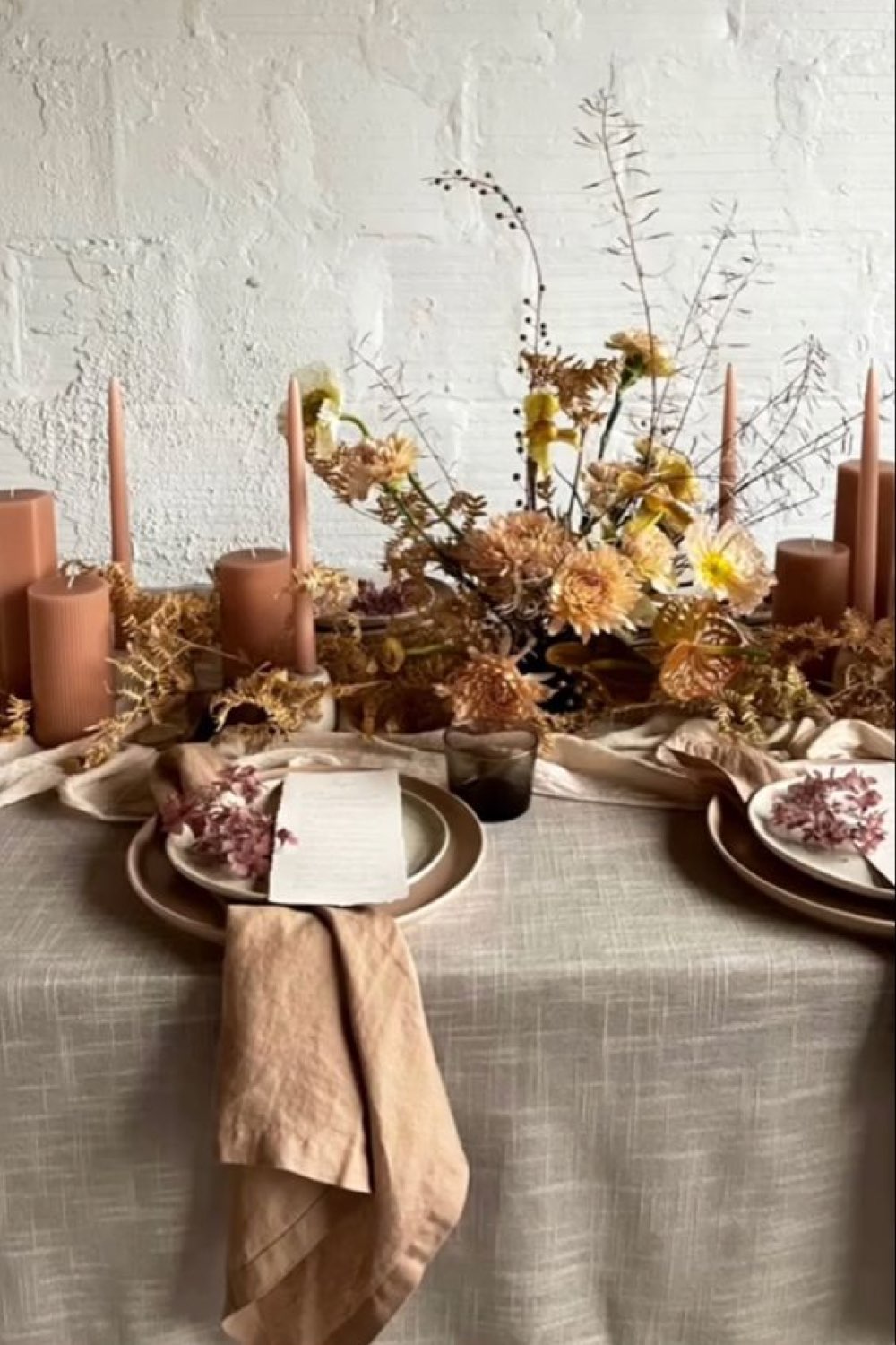 decoration table automne facile a faire mariage chic et élégant nappe couleur lin beige en tissus centre de table bougie petit bouquet de fleurs assiettes modernes