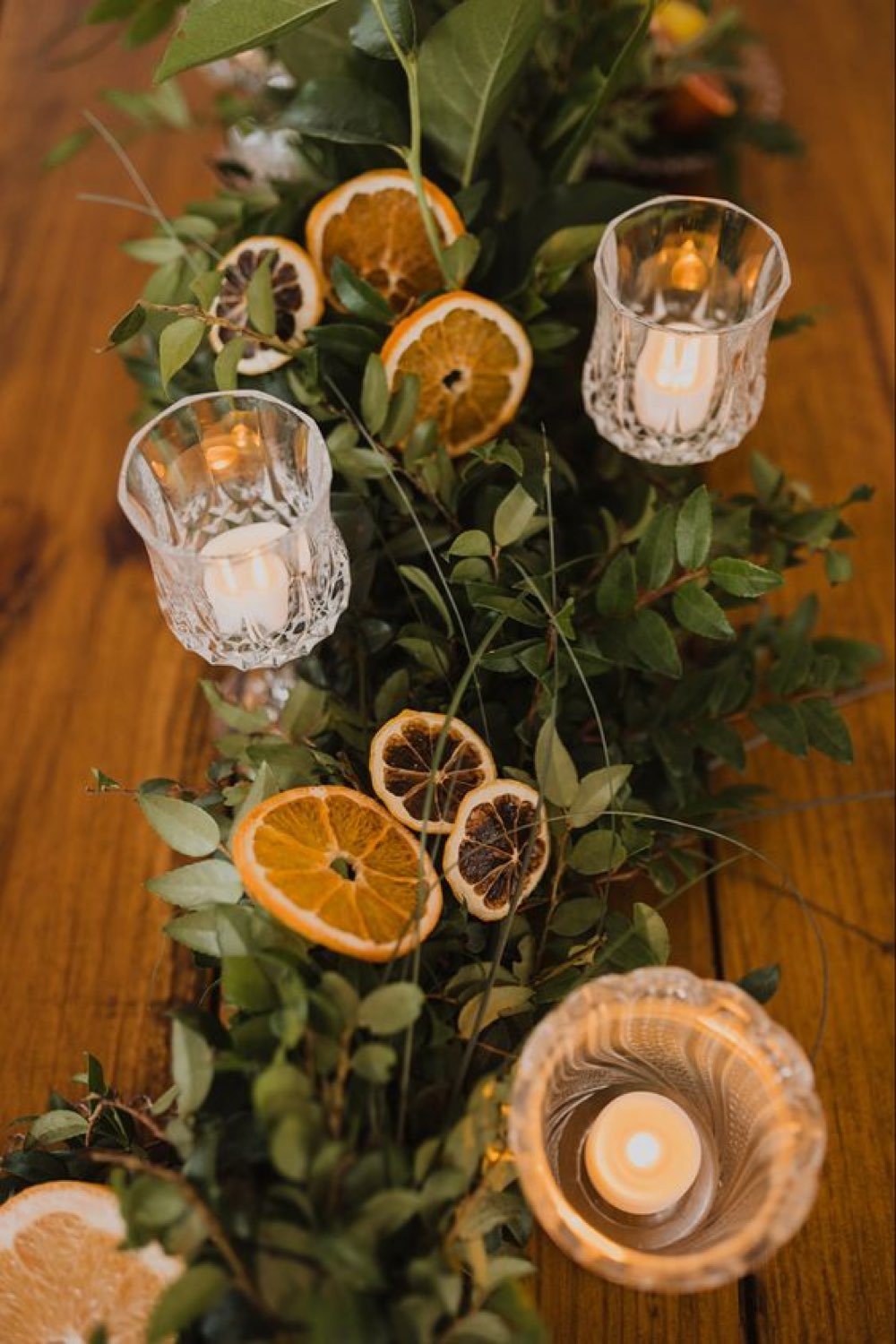 decoration table automne facile a faire chemin de table à faire soi même feuillage orange séchées photophore verres à pied