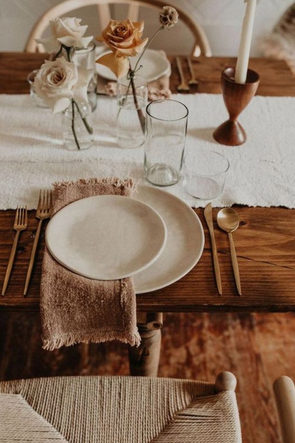 decoration table automne facile a faire chic et épuré table en bois chemin de table en coton écru serviette terracotta 