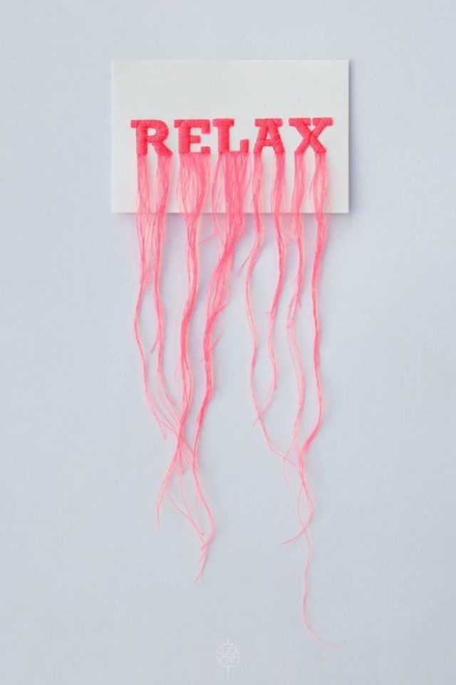 exemple broderie sur papier message relax original fil rose fluo