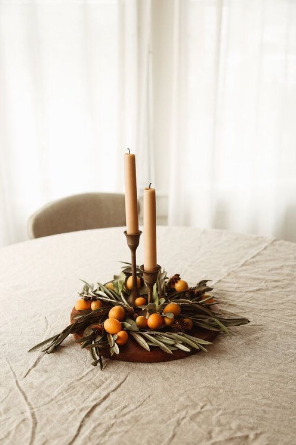 exemple deco table automne centre de table à copier à faire soi-même bougie planche en bois à découper feuillage et clémentine