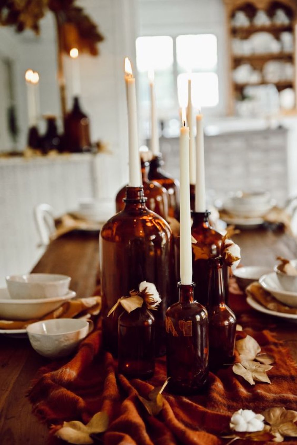 exemple deco table automne bouteille et flacon apothicaire marron bougeoir tonalité ambre