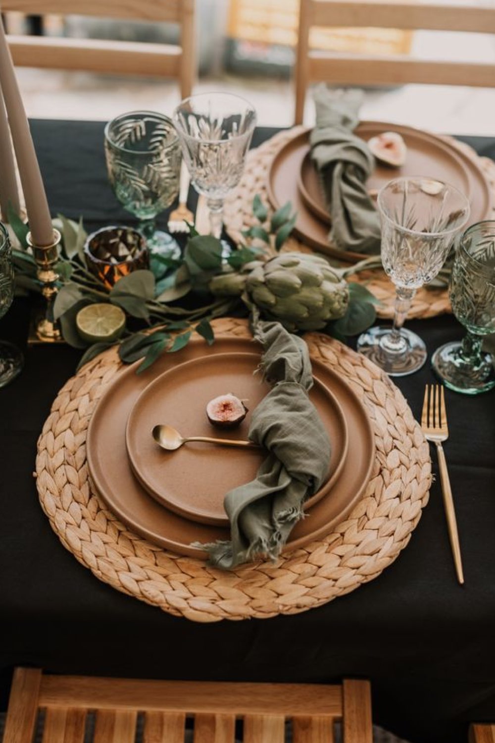 exemple deco table automne set de table en fibres naturelles tressée assiettes modernes colorée serviette couleur vert sauge