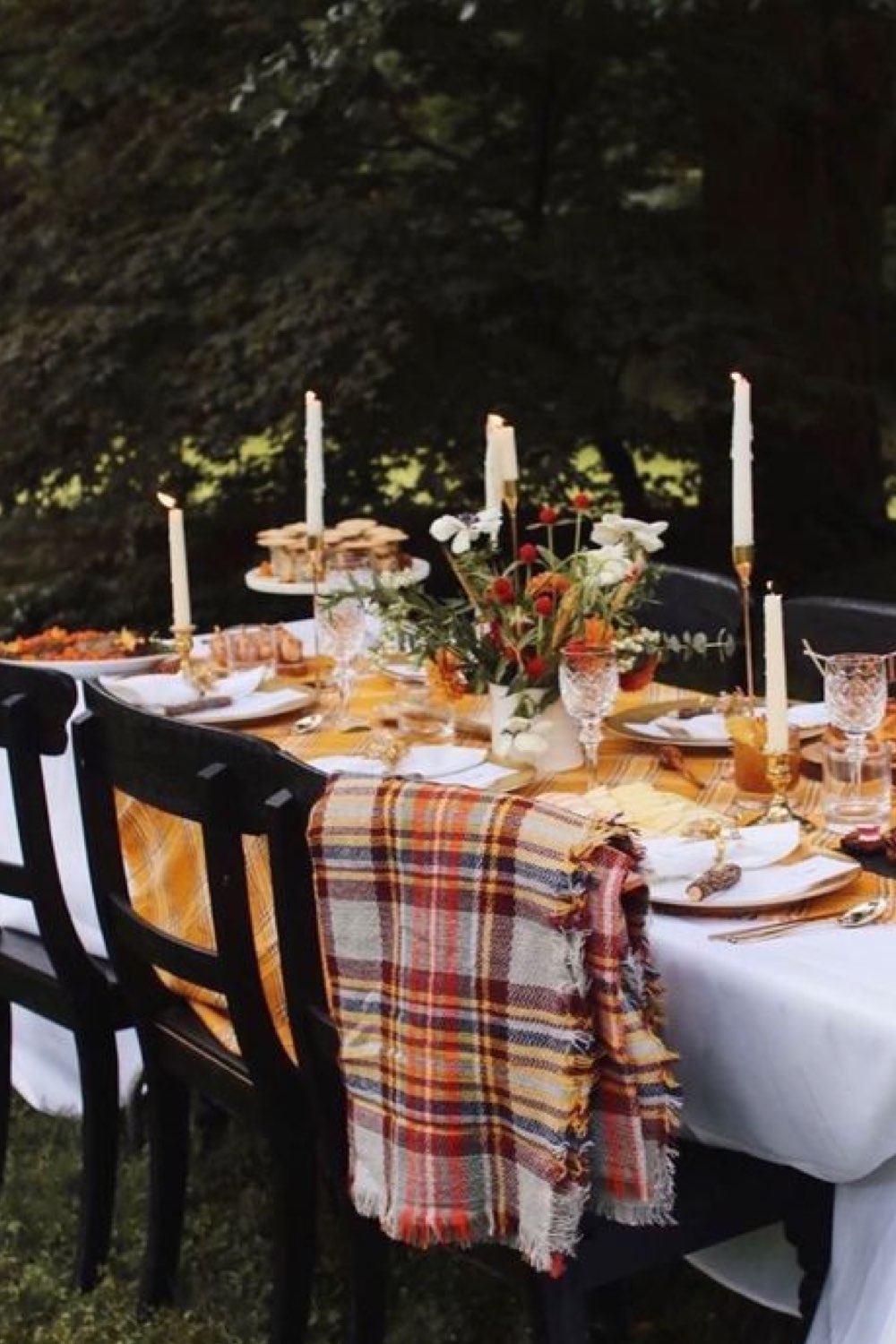 exemple deco table automne en extérieur plaid couleur chaleureuses bougies