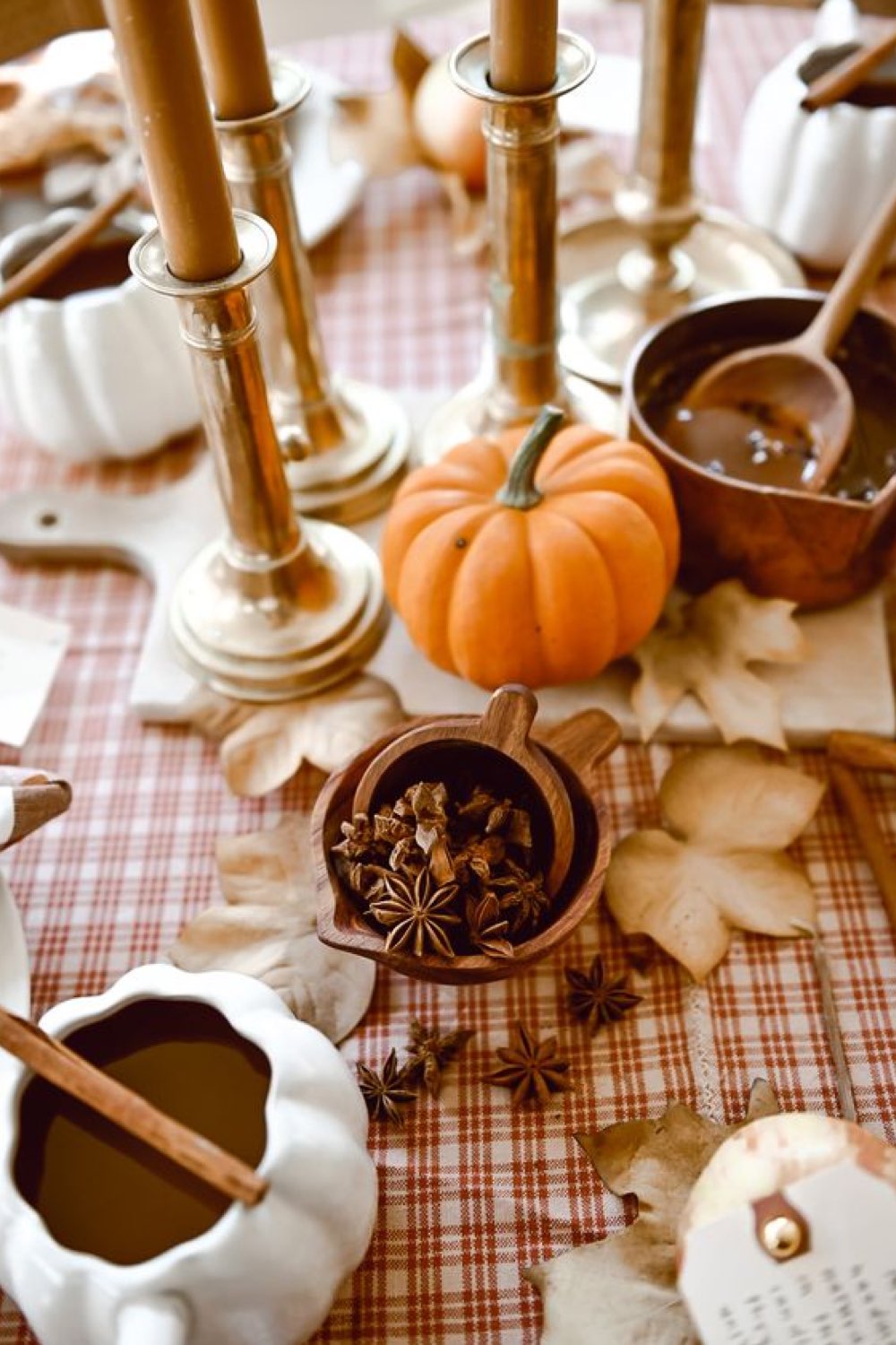 exemple deco table automne détail centre de table citrouille épices nappe à carreaux couleurs chaleureuses chandelier en métal