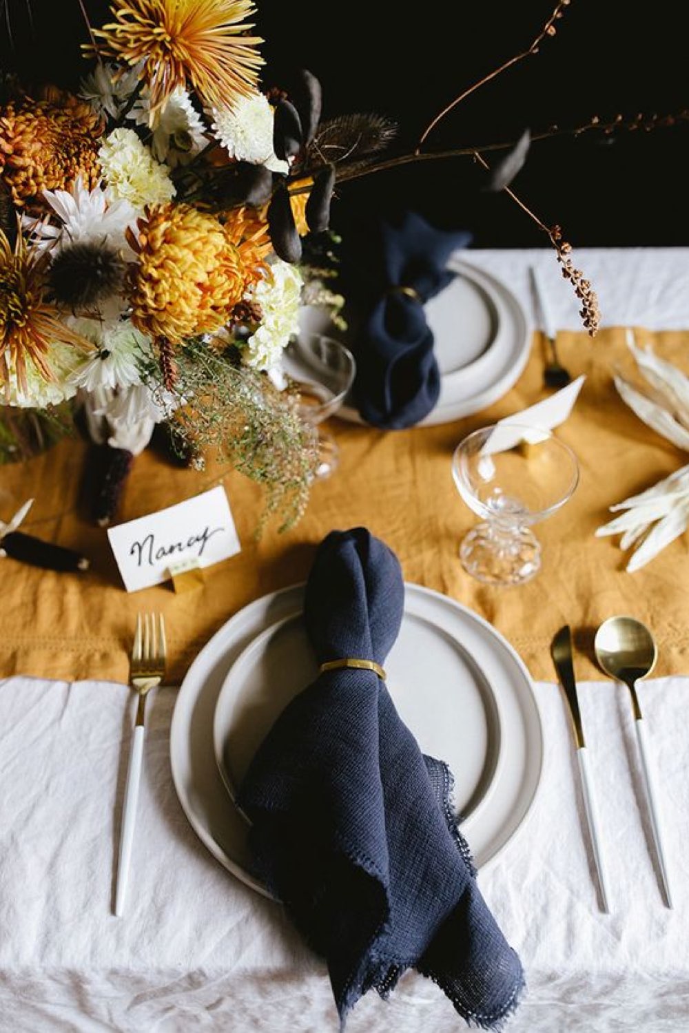 exemple deco table automne chemin de table couleur ocre nappe froissée blanche slow living chic naturel bouquet de fleurs