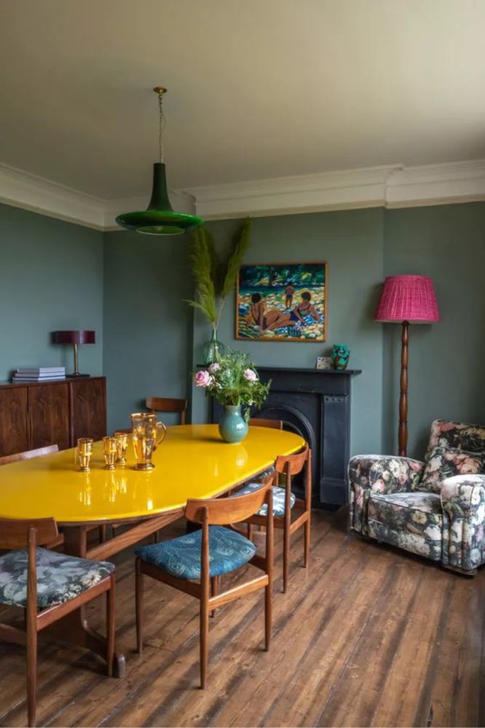 exemple decor salle a manger reussi table ovale plateau coloré en jaune original mur peinture bleu lampe rouge color block 