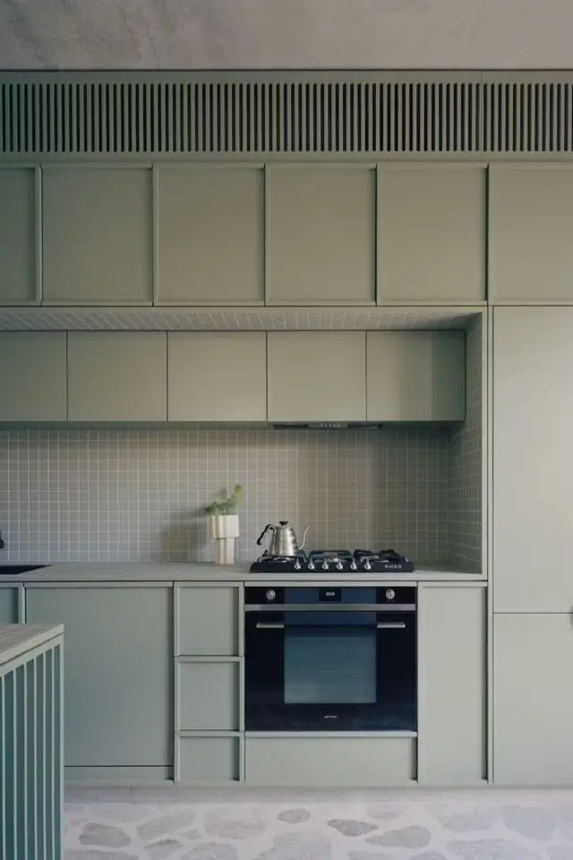 extension maison moderne originale cuisine en linéaire moderne couleur vert sauge clair et crédence grise