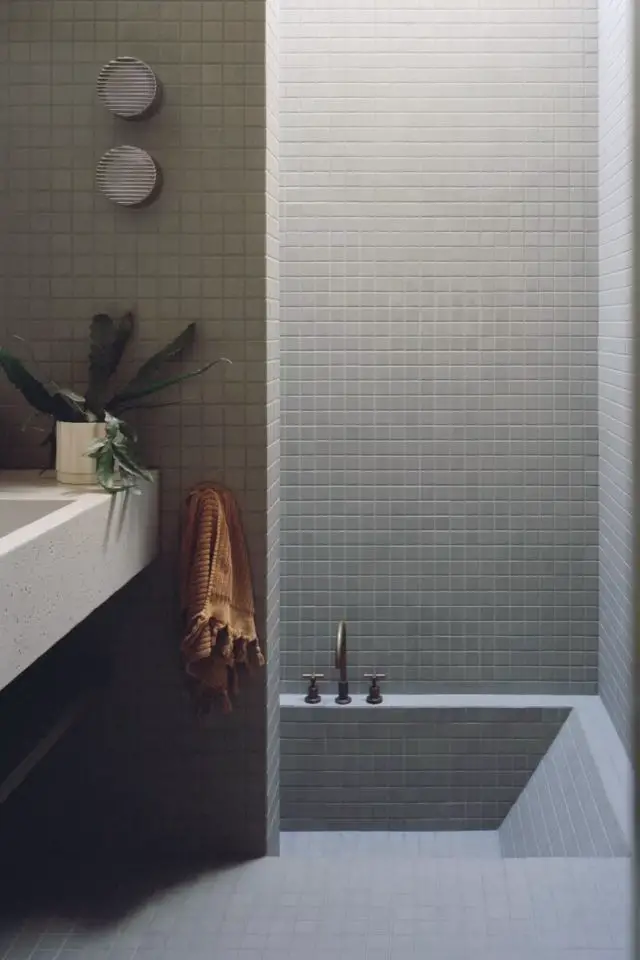 extension maison moderne originale salle de bain épurée minimaliste petite carrelage gris carré