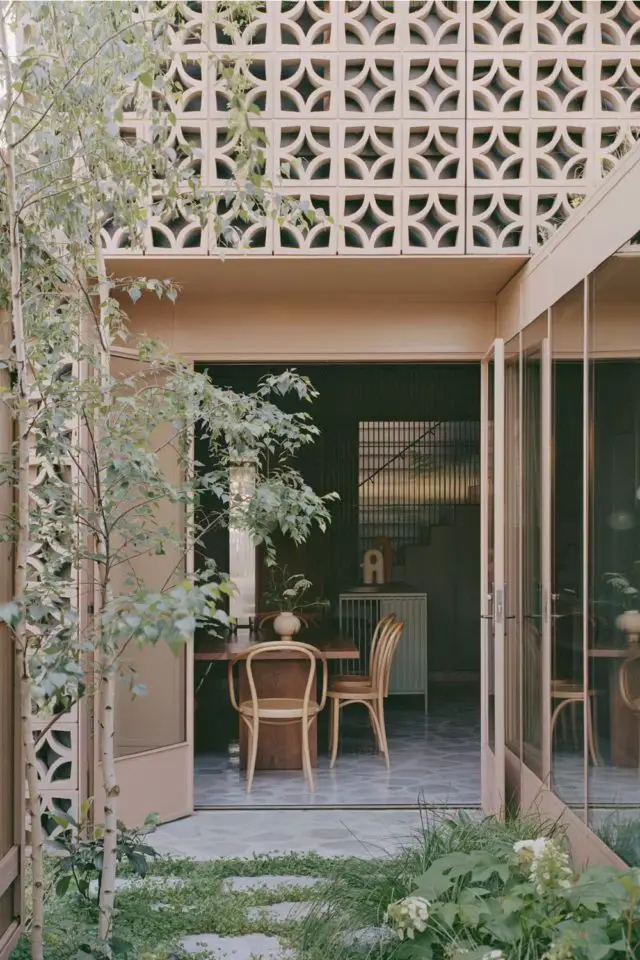 extension maison moderne originale baie vitrée jardin patio salle à manger pièce de vie extérieur
