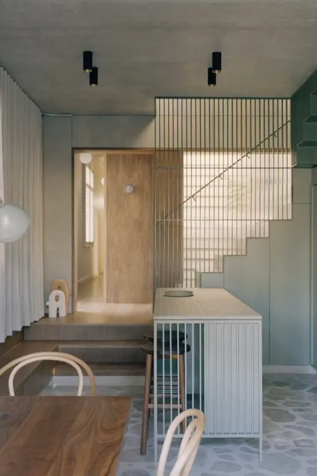 extension maison moderne originale architecture intérieure espace salle à manger escaliers bois et couleur vert céladon
