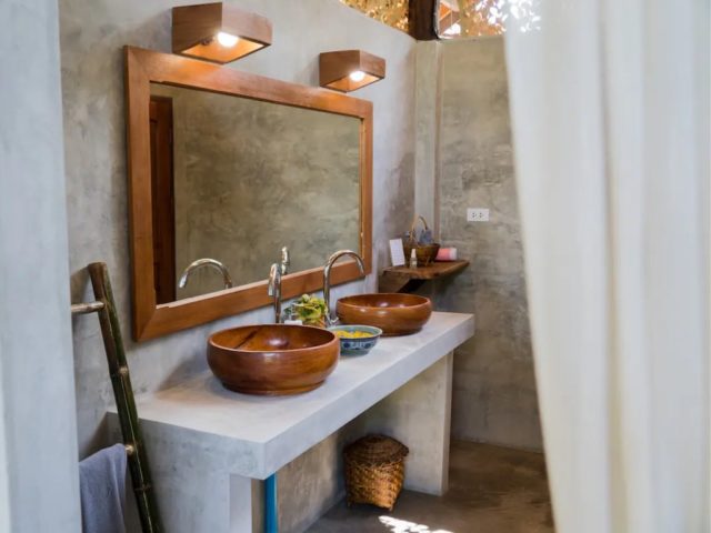 hebergement insolite voyage Luang Prabang salle de bain double vasque grand miroir