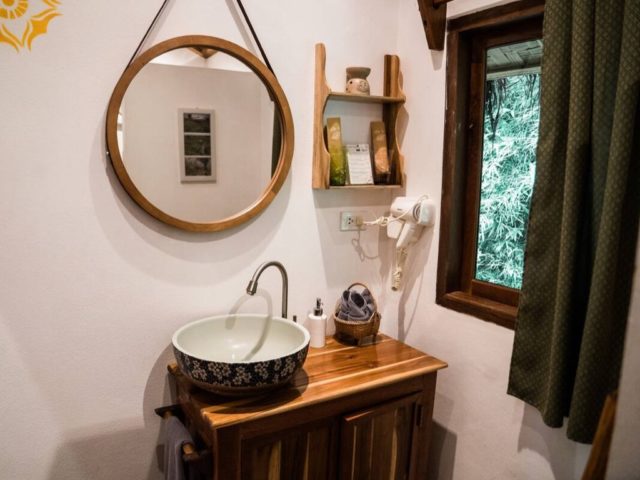 hebergement insolite voyage Luang Prabang petite salle de bain meuble vasque en bois