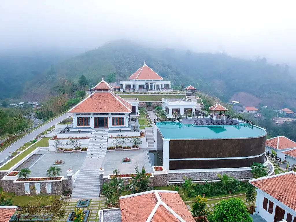 hebergement luxe laos pakbeng hôtel montagne vue piscine destination Asie nature